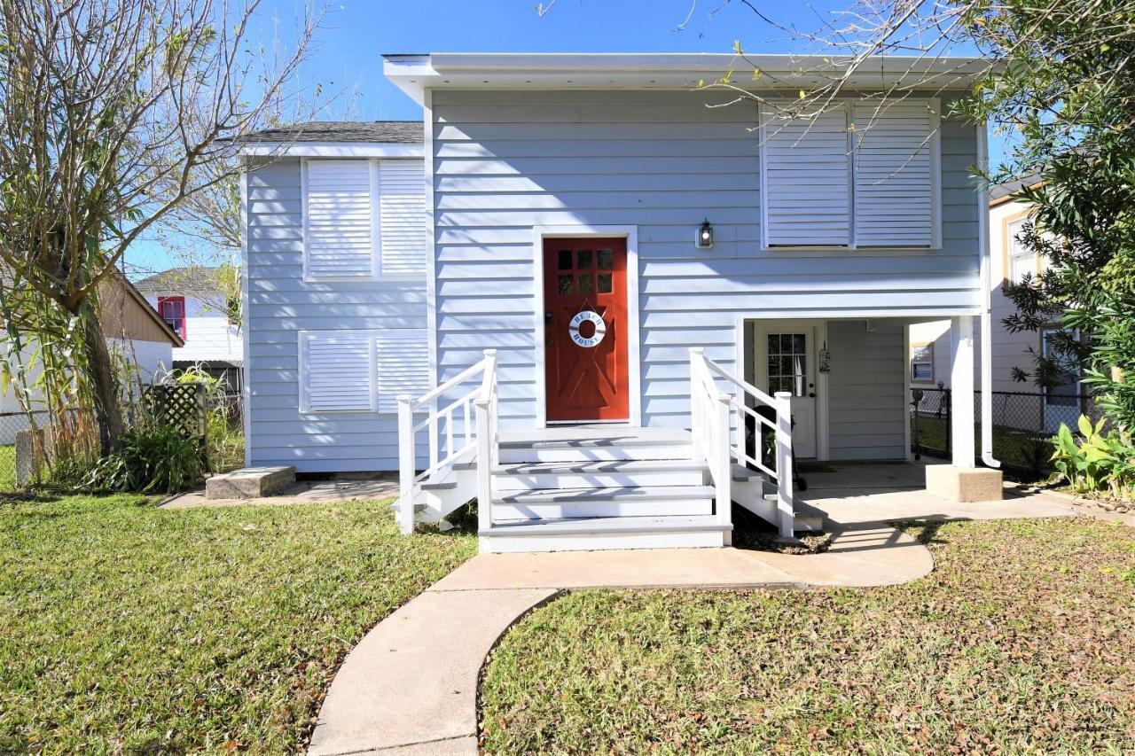 New Listing! Charming Two-Story Home With Large Yard! Short Drive To Beach! - Landon'S Lookout Galveston Exterior photo