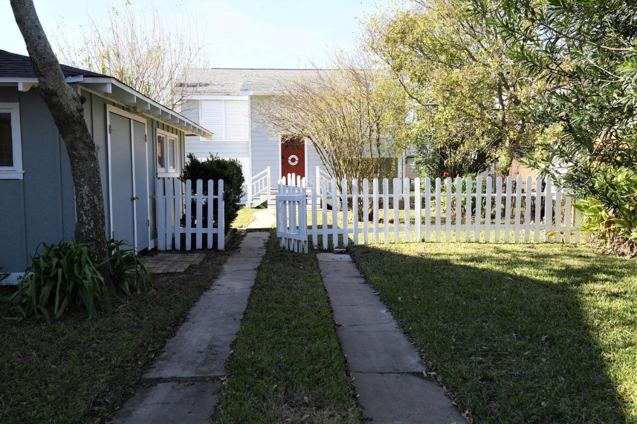 New Listing! Charming Two-Story Home With Large Yard! Short Drive To Beach! - Landon'S Lookout Galveston Exterior photo
